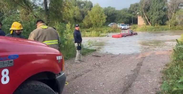 El río Batán arrastró una camioneta en Dolores Hidalgo; cuerpos de emergencia salvaron a sus tripulantes.