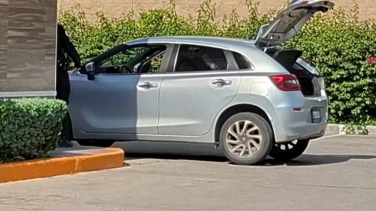 Muere un hombre adentro de un auto de plataforma en León