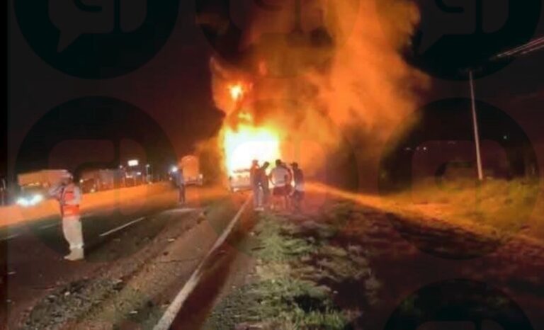 Un muerto y tres heridos tras choque e incendio de auto y autobús en Pénjamo.
