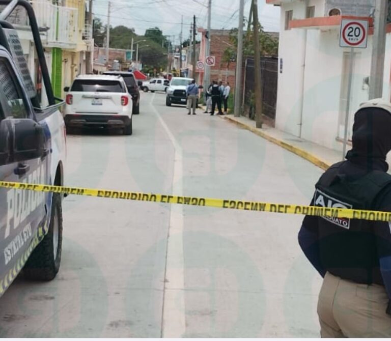 Peritos extraen más de 20 bolsas con restos humanos de una finca en Irapuato