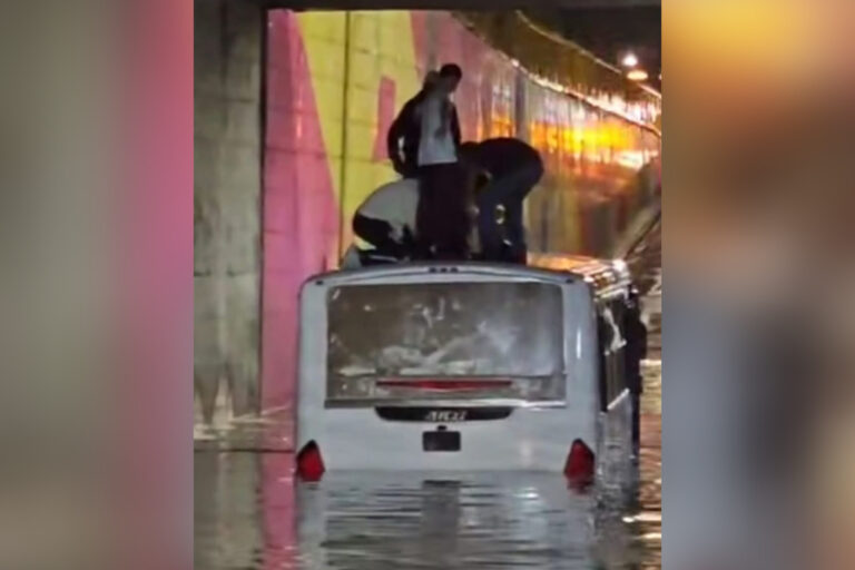 Rescatan a 20 pasajeros tras quedar atrapados en inundación en colonia Las Rosas