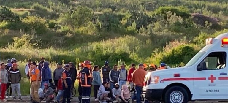 18 personas heridas deja choque entre 2 camionetas de transporte