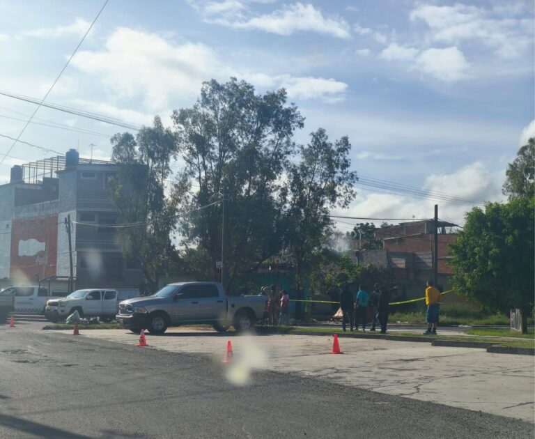 Incendian vehículos en Valle de Santiago