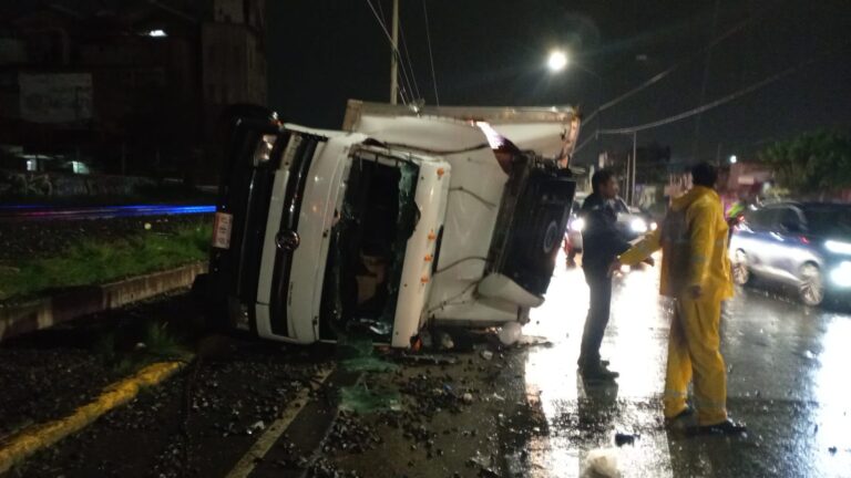 Tren embiste camión en León: dos heridos