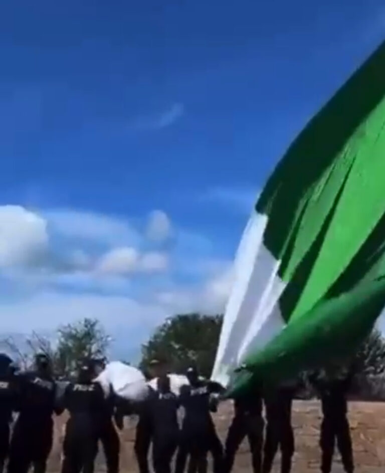 Se desgarra la Bandera en pleno acto cívico del Congreso