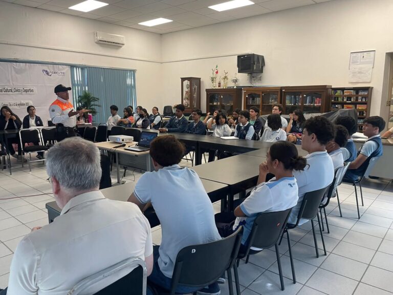Jóvenes del CECyTE Cortazar reciben pláticas sobre cultura vial