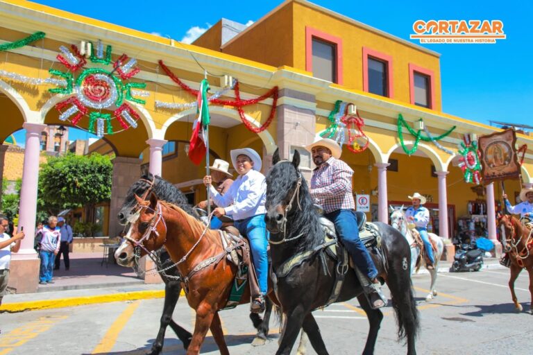 Recibe Mauricio Estefanía a la Cabalgata de la Independencia