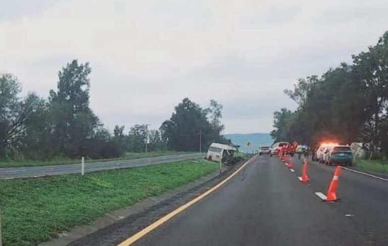 Choque entre trailer y camioneta de transporte de personal deja 3 muertos en la Irapuato-Abasolo