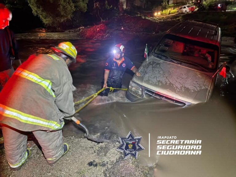 PC y Bomberos Irapuato rescatan a mujer y menor que cayeron al río Silao a bordo de una camioneta