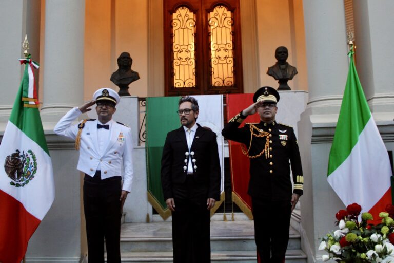 Embajador de México en Italia levanta polémica por su atuendo para celebrar El Grito