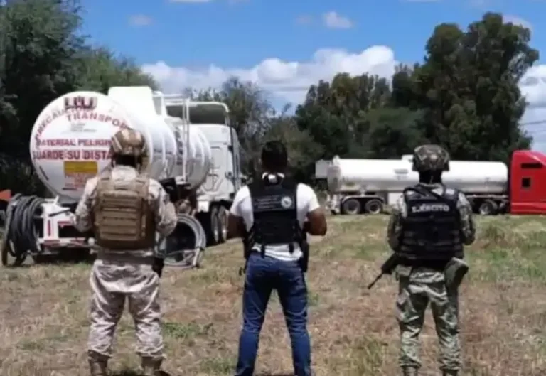 Aseguran pipas huachicoleras conectadas a toma clandestina en Querétaro