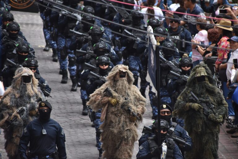 Desfilan y tejen cercanía integrantes de la Secretaría de Seguridad y Paz