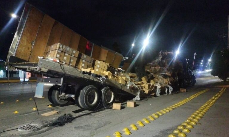 Vuelca tráiler en León