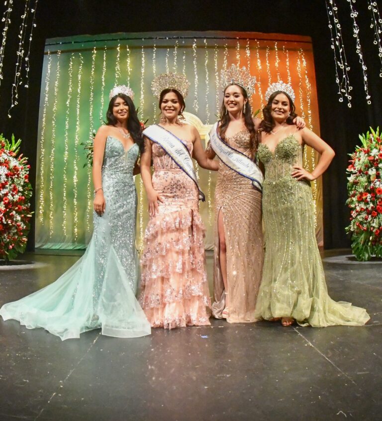 Coronan a Frida I como Reina de las Fiestas Patrias de San Miguel de Allende