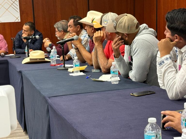 Productores reactivan diálogo pero mantienen bloqueos en Guanajuato