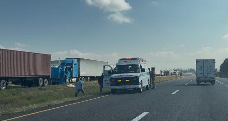 Atienden cuerpos de emergencia a automovilistas varados en bloqueos