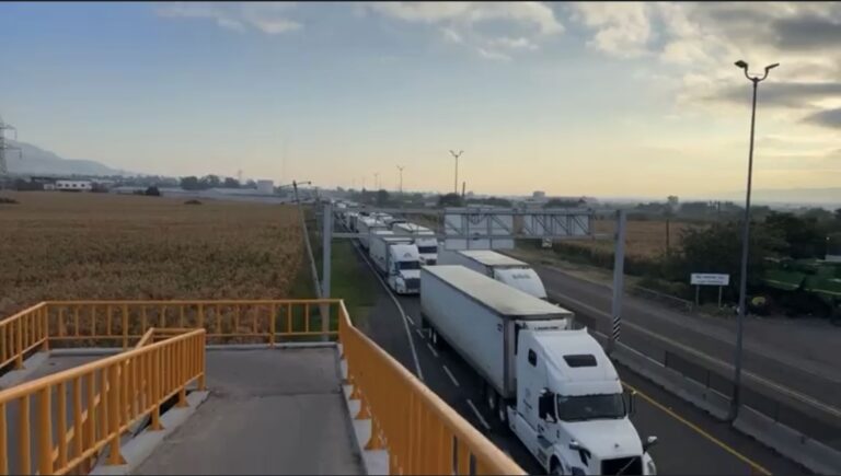 Cientos de automovilistas pasan la noche en carretera por bloqueos