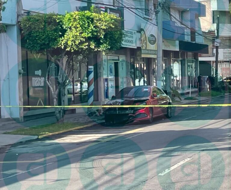 Auto de lujo se incendia en colonia Las Reynas