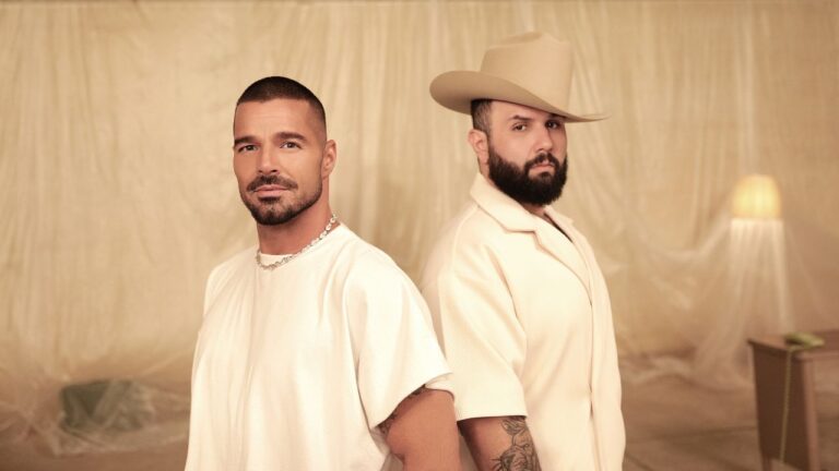Ricky Martin y Carín León estrenan esperado dueto con versión de “A Medio Vivir”