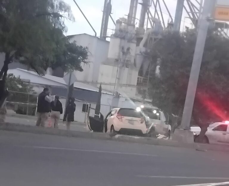 Hombre pierde la vida tras estrellar su vehículo contra poste en el Eje Manuel J. Clouthier