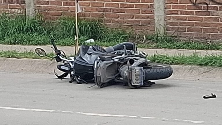 Hombre pierde la vida tras impactar su moto contra poste en Quinta los Naranjos