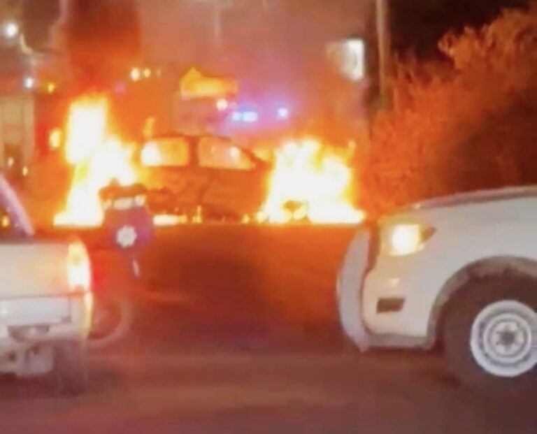 Hallan vehículo incendiado atravesado en salida a Romita