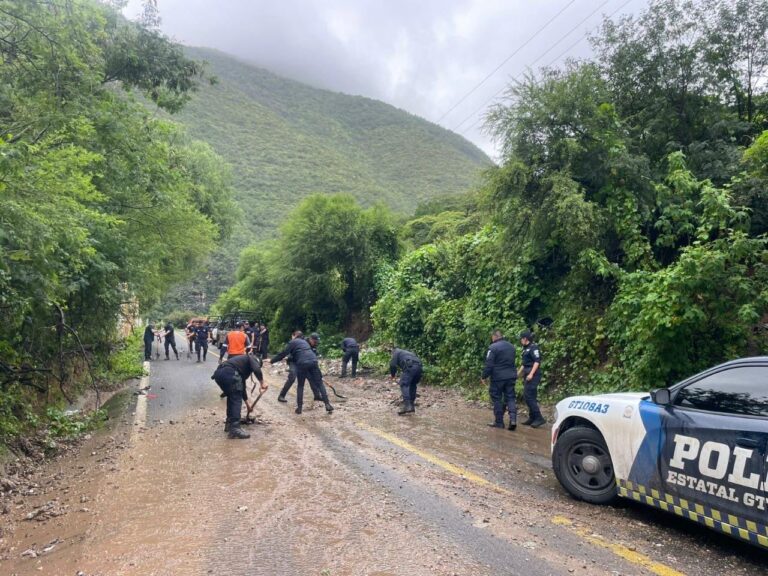 Gobierno del estado despliega operativo para atender derrumbes en zonas serranas de Xichú