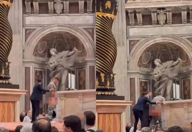 Un hombre orina sobre el altar de San Pedro durante la misa en El Vaticano