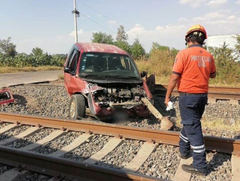 Siete lesionados deja choque de camioneta contra tren