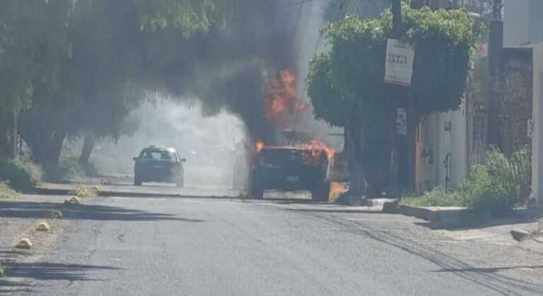 Incendian dos camionetas en Celaya