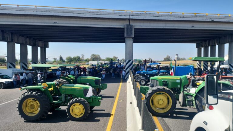 Bloquean carretera Salamanca – Celaya en ambos sentidos