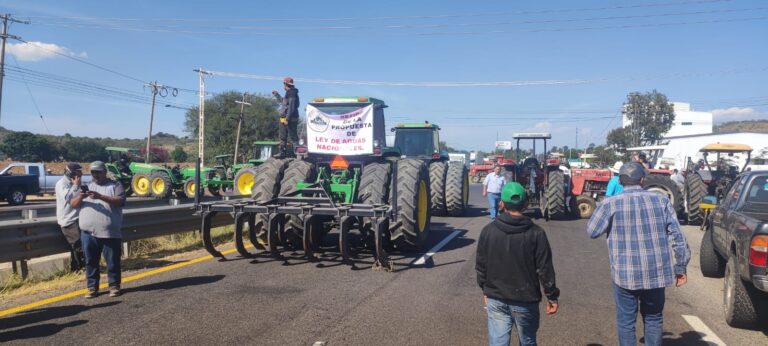 Ordenan bloquear carreteras, no hubo acuerdo con el Gobierno Federal