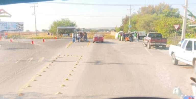 Bloqueo llega a Carretera Estatal Romita -Trejo