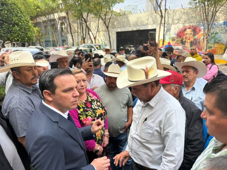 Acompañan secretarios a productores a CDMx
