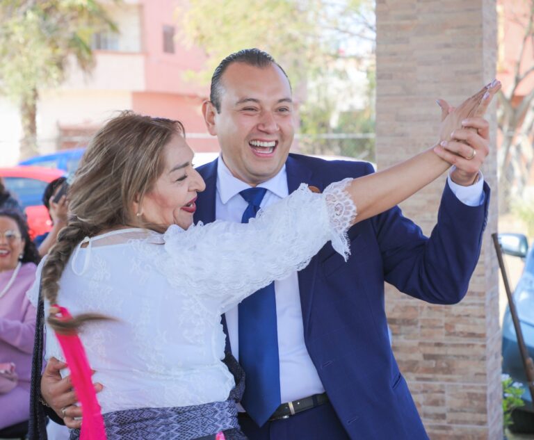 Alcalde Mauricio Estefanía reconoce talento en el cierre del curso de repostería