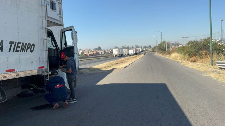 Automovilistas varados piden agua y comida