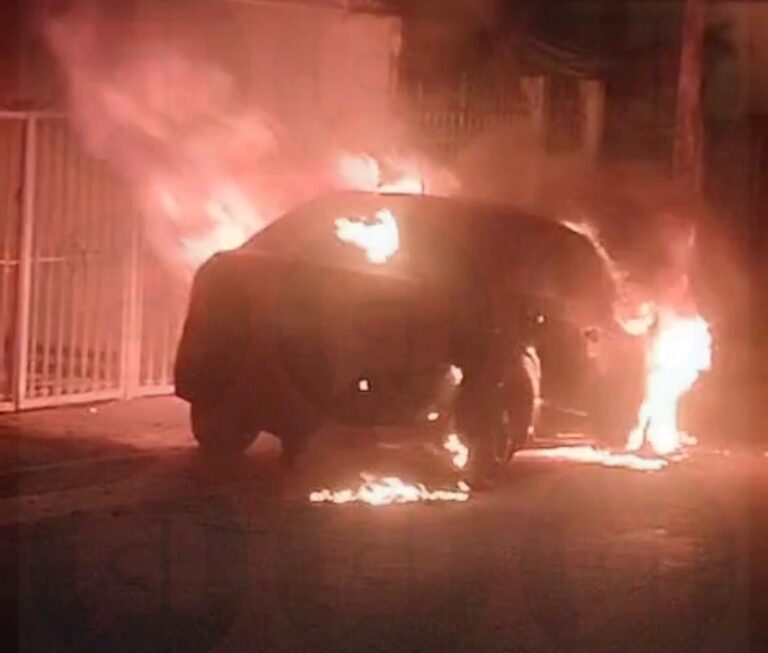 Incendian automóvil en Irapuato