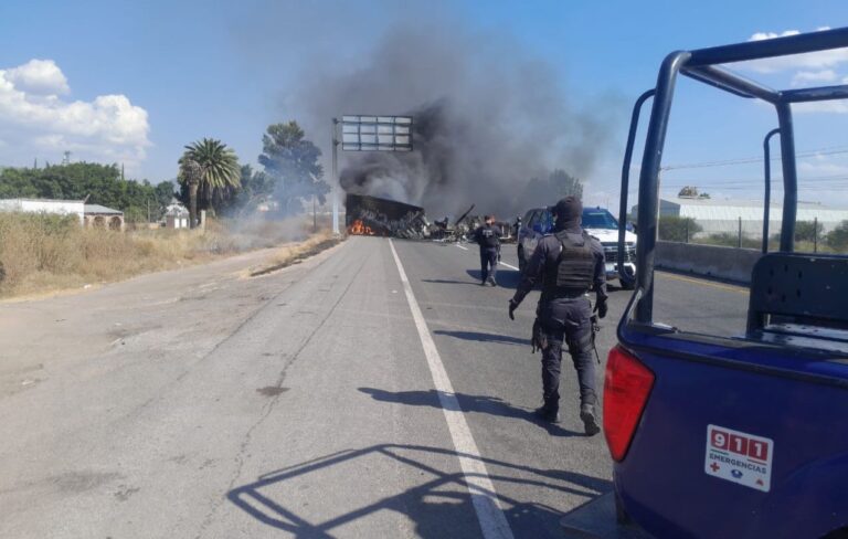 Se enfrentan policías y delincuentes en operativos por bloqueos en Michoacán.