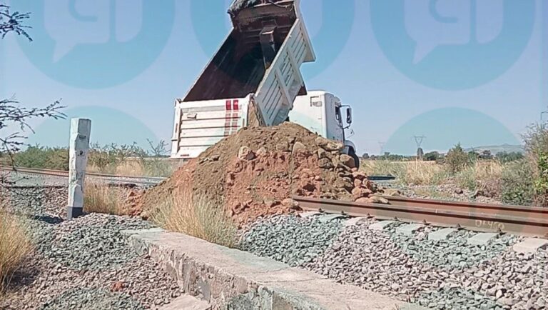 Bloquean productores vías del tren en Pénjamo