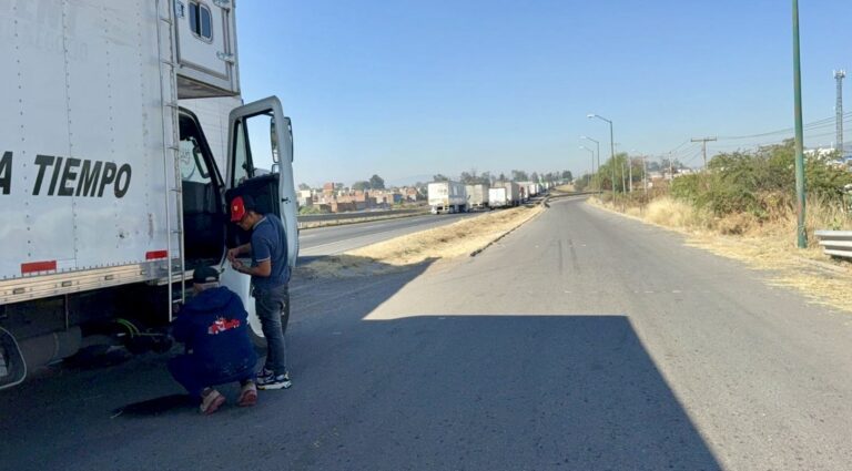 Cientos de automovilistas siguen varados en los bloqueos