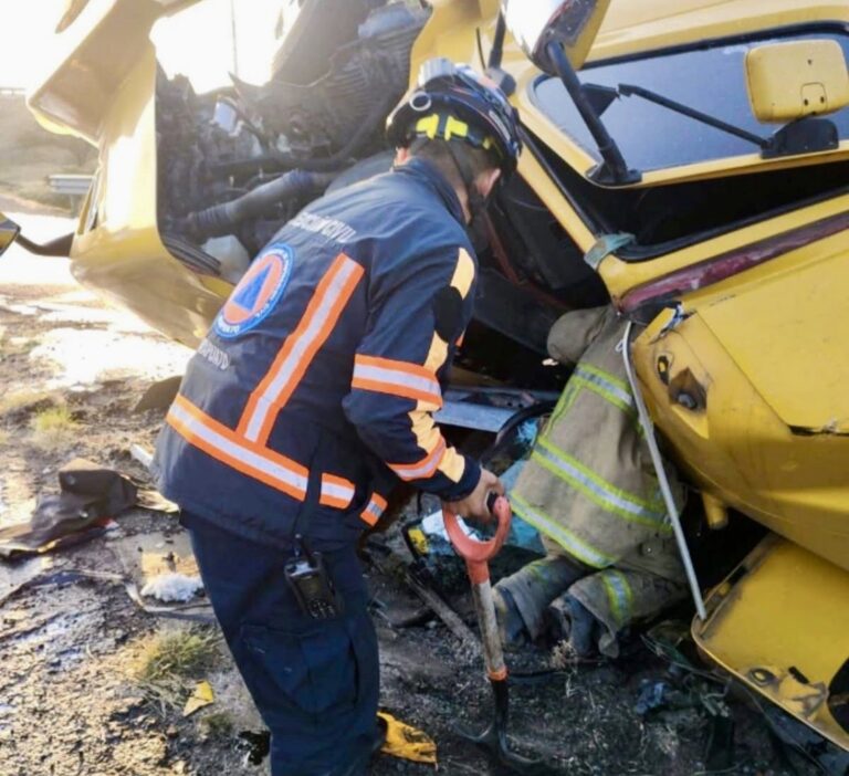 Vuelca camión cargado de leche en la Irapuato -Silao