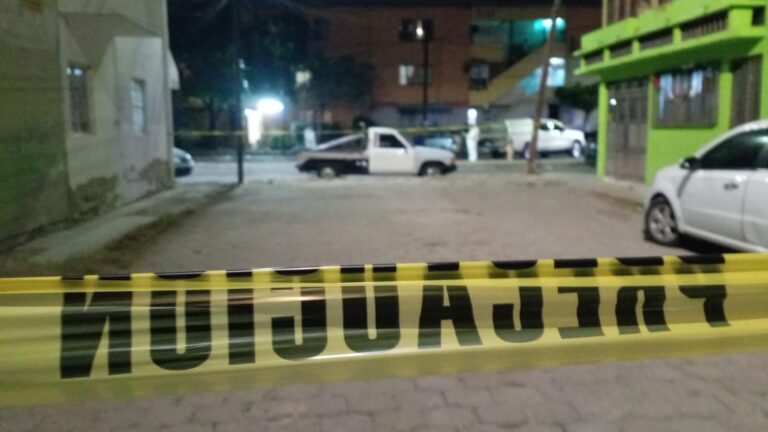 Ejecutan a mujer dentro de su departamento en colonia Deportiva II
