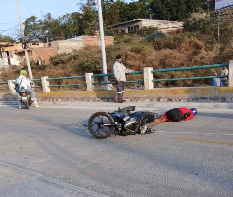 Motociclista queda gravemente lesionado tras chocar con glorieta en Irapuato