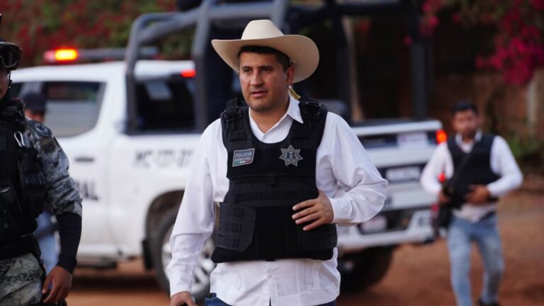 Muere alcalde de Uruapan tras ser atacado a balazos en Festival de Velas