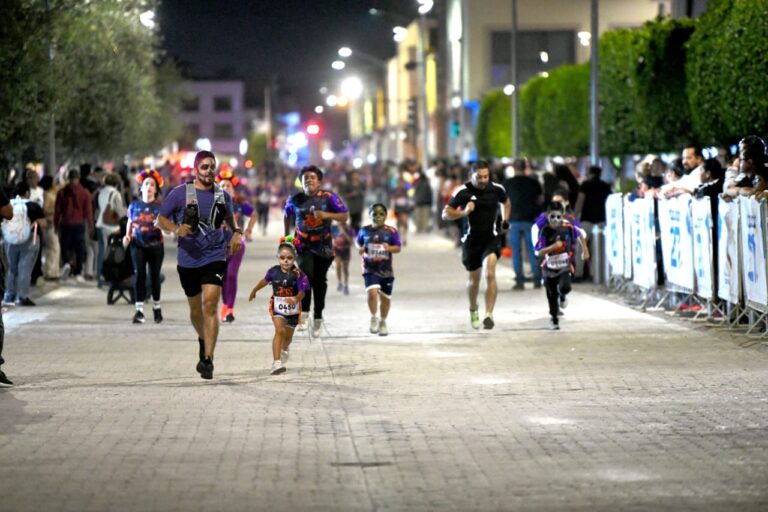 Cientos de familias participan en carrera nocturna “Lazos Eternos”
