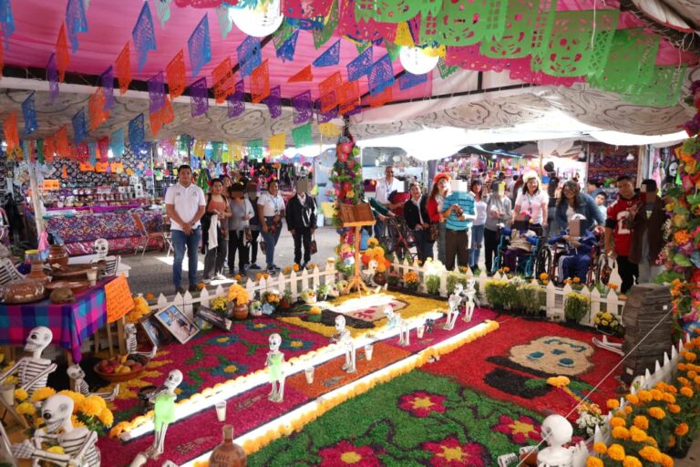Adultos mayores de Irapuato reviven tradiciones del día de muertos