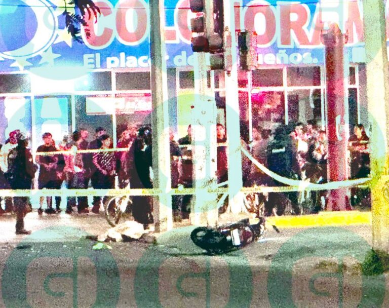 Motociclista de 18 años de edad pierde la vida tras ser impactado por auto y chocar contra poste