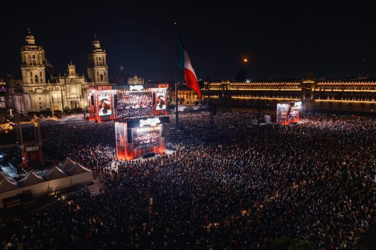 Miles llenan el Zócalo para ver a Juan Gabriel en una noche de nostalgia y homenaje
