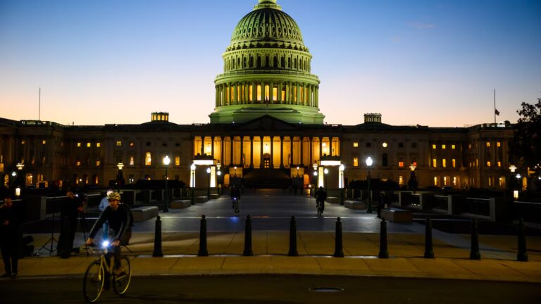 Senadores llegan a acuerdo para terminar el cierre de gobierno en EU