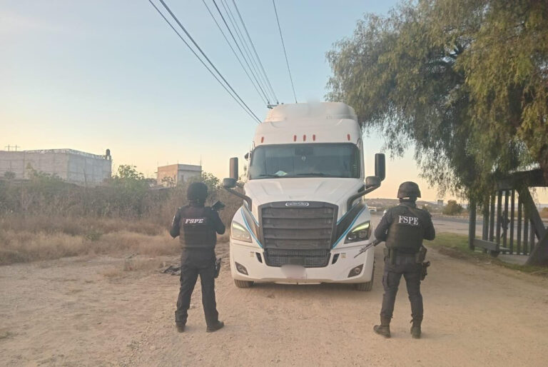 Recupera Secretaría de Seguridad y Paz tractocamión robado con mercancía valuada en un millón de pesos